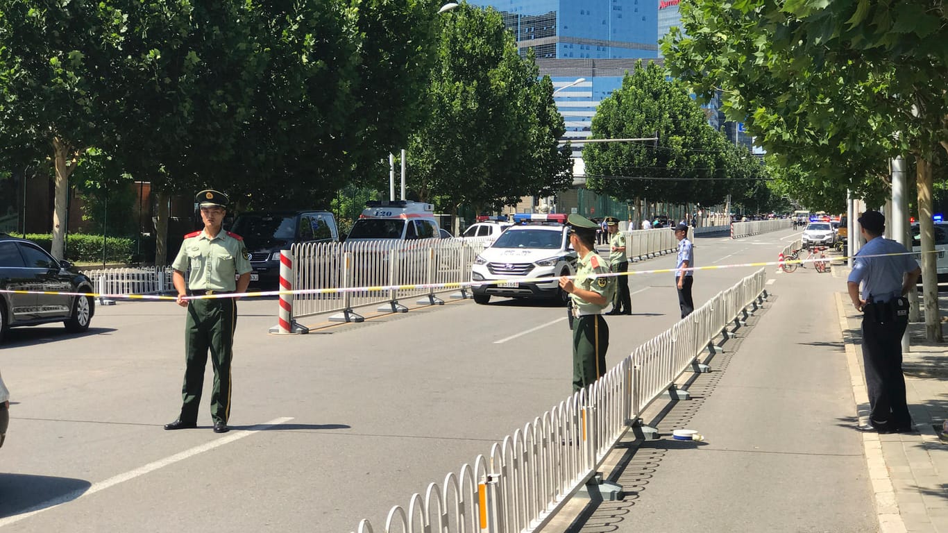 Polizisten sperren die Straße zur US-Botschaft. Bei der US-amerikanischen Botschaft in Peking hat sich am Donnerstag eine Explosion ereignet. Dabei wurde nur der Bombenleger verletzt.
