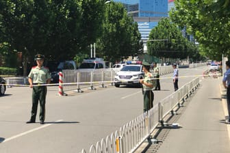 Polizisten sperren die Straße zur US-Botschaft. Bei der US-amerikanischen Botschaft in Peking hat sich am Donnerstag eine Explosion ereignet. Dabei wurde nur der Bombenleger verletzt.