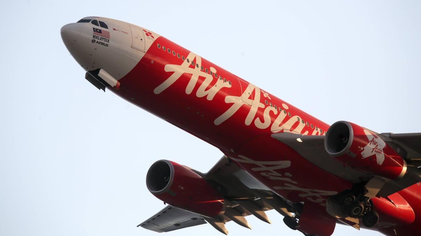 Maschine der Fluggesellschaft AirAsia: Nachdem alle weiblichen Passagiere befragt worden sind, wurde eine Verdächtige zur Vernehmung mitgenommen.