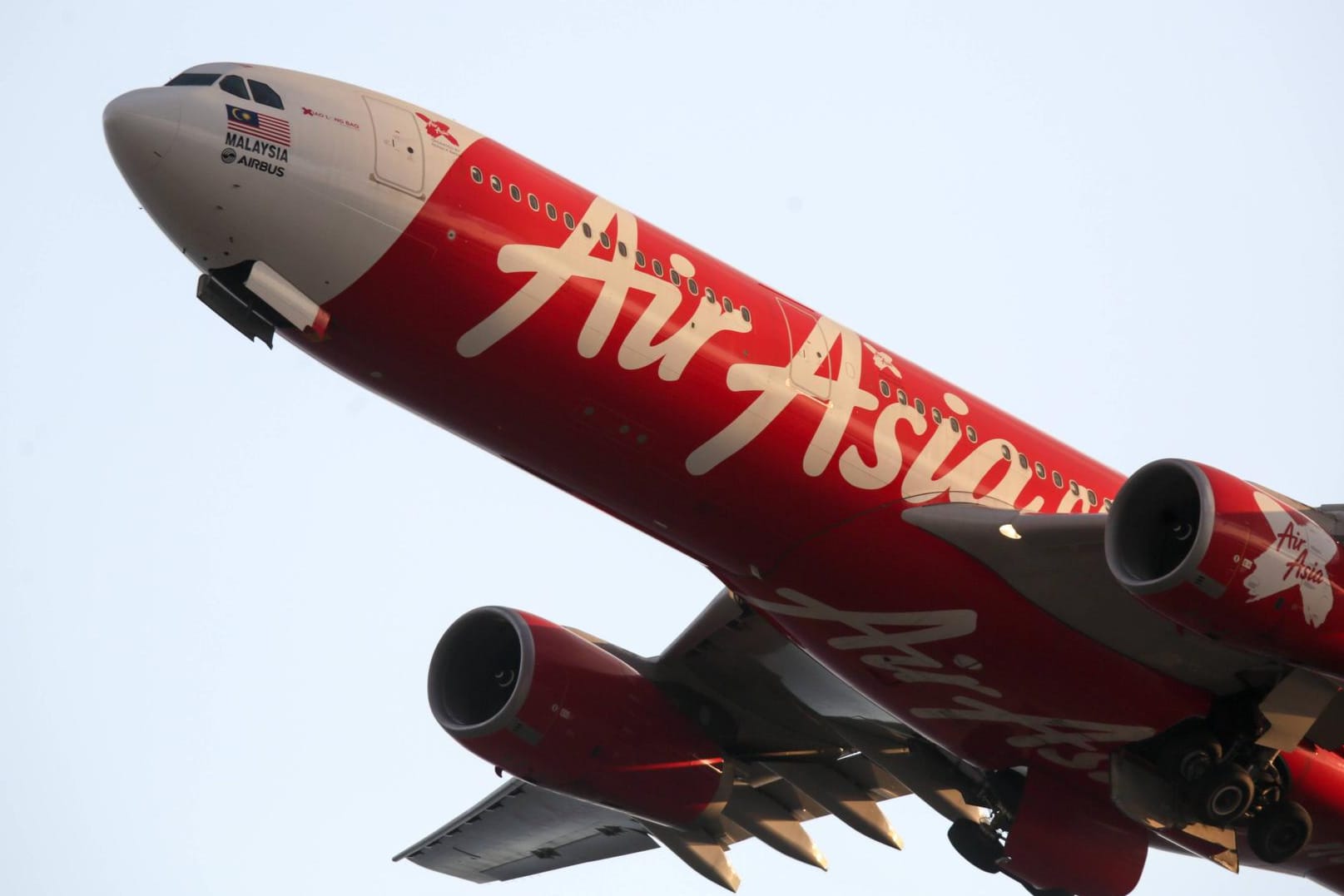 Maschine der Fluggesellschaft AirAsia: Nachdem alle weiblichen Passagiere befragt worden sind, wurde eine Verdächtige zur Vernehmung mitgenommen.