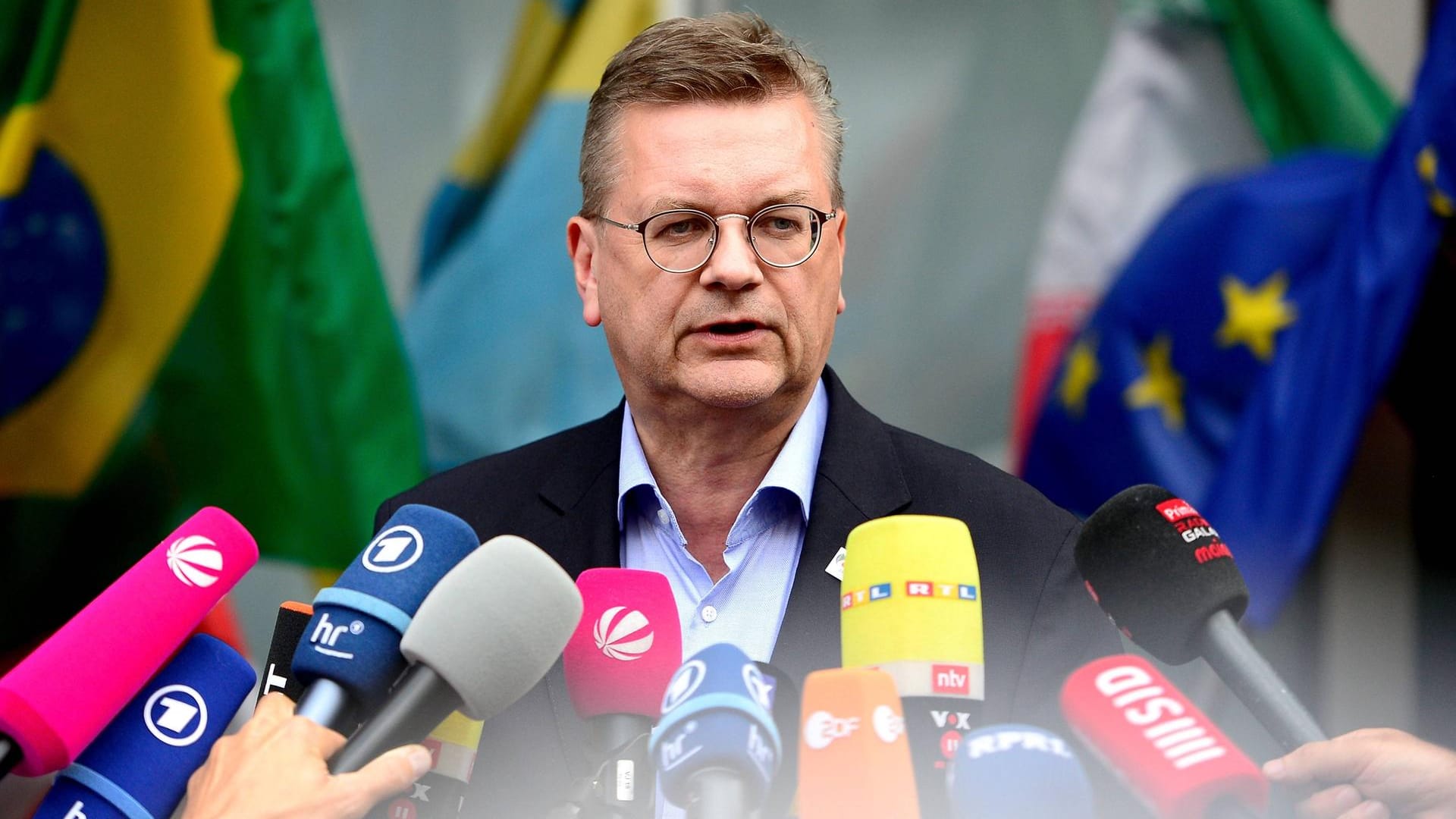 DFB-Präsident Reinhard Grindel: Im Streit um Mesut Özil räumt der Verbandsboss Fehler ein.