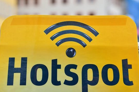 Vor allem in Cafés, Flughäfen, Hotels und an öffentlichen Plätzen gibt es bereits offene WLAN-Hotspots.