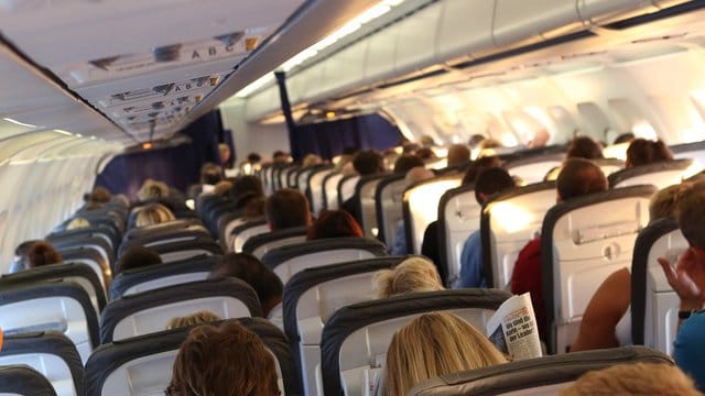 Reisende im Flugzeug: Der Bundesgerichtshof hat eine Lufthansa-Klage wegen der Kosten für "Sky Marshalls" abgewiesen.