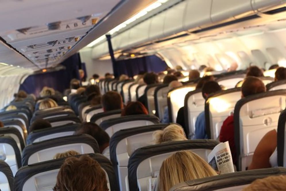 Reisende im Flugzeug: Der Bundesgerichtshof hat eine Lufthansa-Klage wegen der Kosten für "Sky Marshalls" abgewiesen.