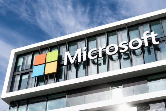 Microsofts Whiteboard ermöglicht es Nutzern, Zeichnungen oder Präsentationen gemeinsam zu bearbeiten.