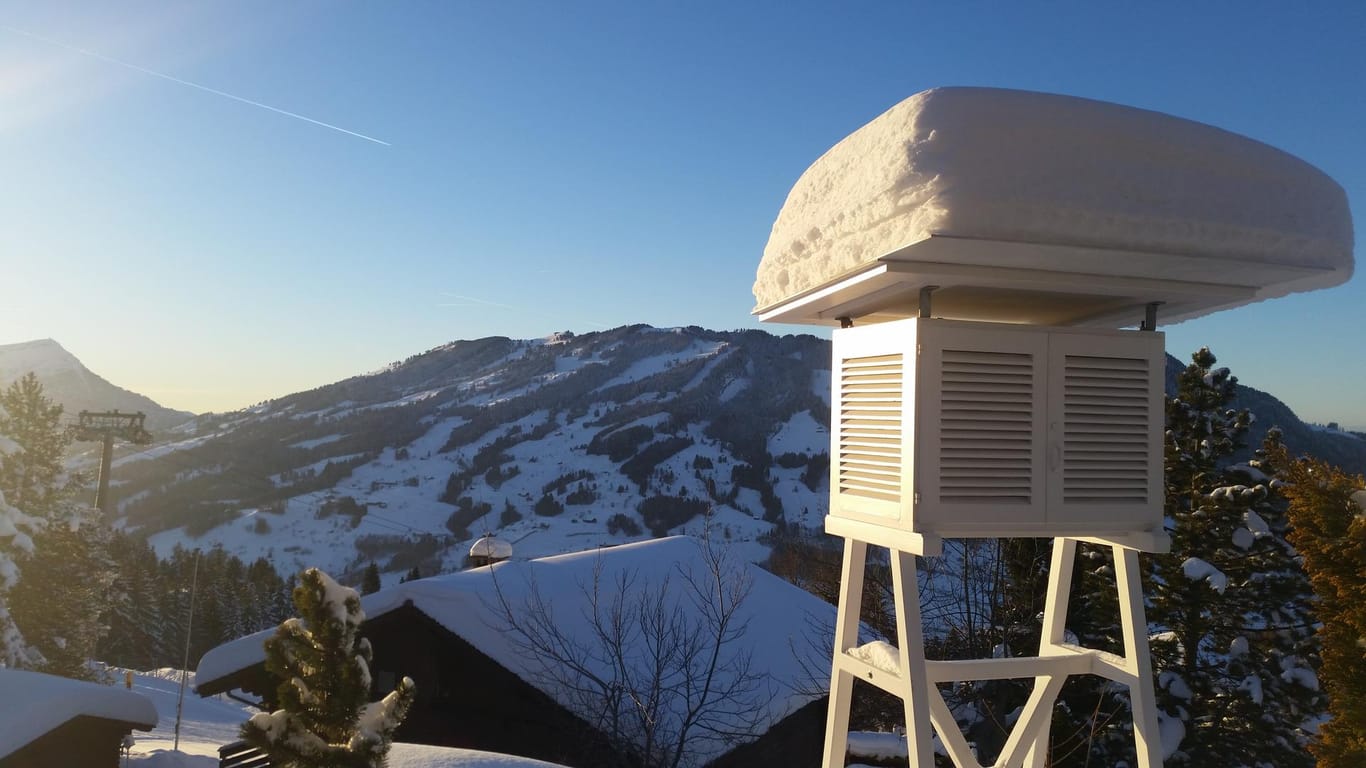Wetterhütte zum Schutz meteorologischer Messgeräte: In diesen Hütten wird weltweit üblicherweise die Lufttemperatur gemessen.