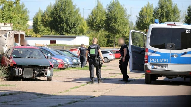 Polizisten sind am Stadtrand von Erfurt auf der Suche nach einem Messerangreifer. Polizisten sind am Stadtrand von Erfurt auf der Suche nach einem Messerangreifer.