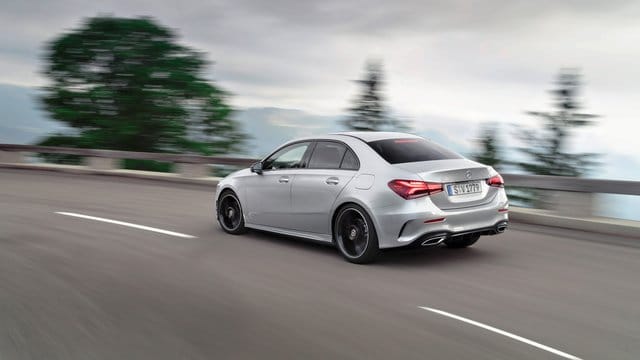 Klassischer Limousinenschnitt: In China gibt es die A-Klasse mit Stufenheck in einer Langversion bereits, künftig verkauft Mercedes eine verkürzte Variante in Europa. Klassischer Limousinenschnitt: In China gibt es die A-Klasse mit Stufenheck in einer Langversion bereits, künftig verkauft Mercedes eine verkürzte Variante in Europa.
