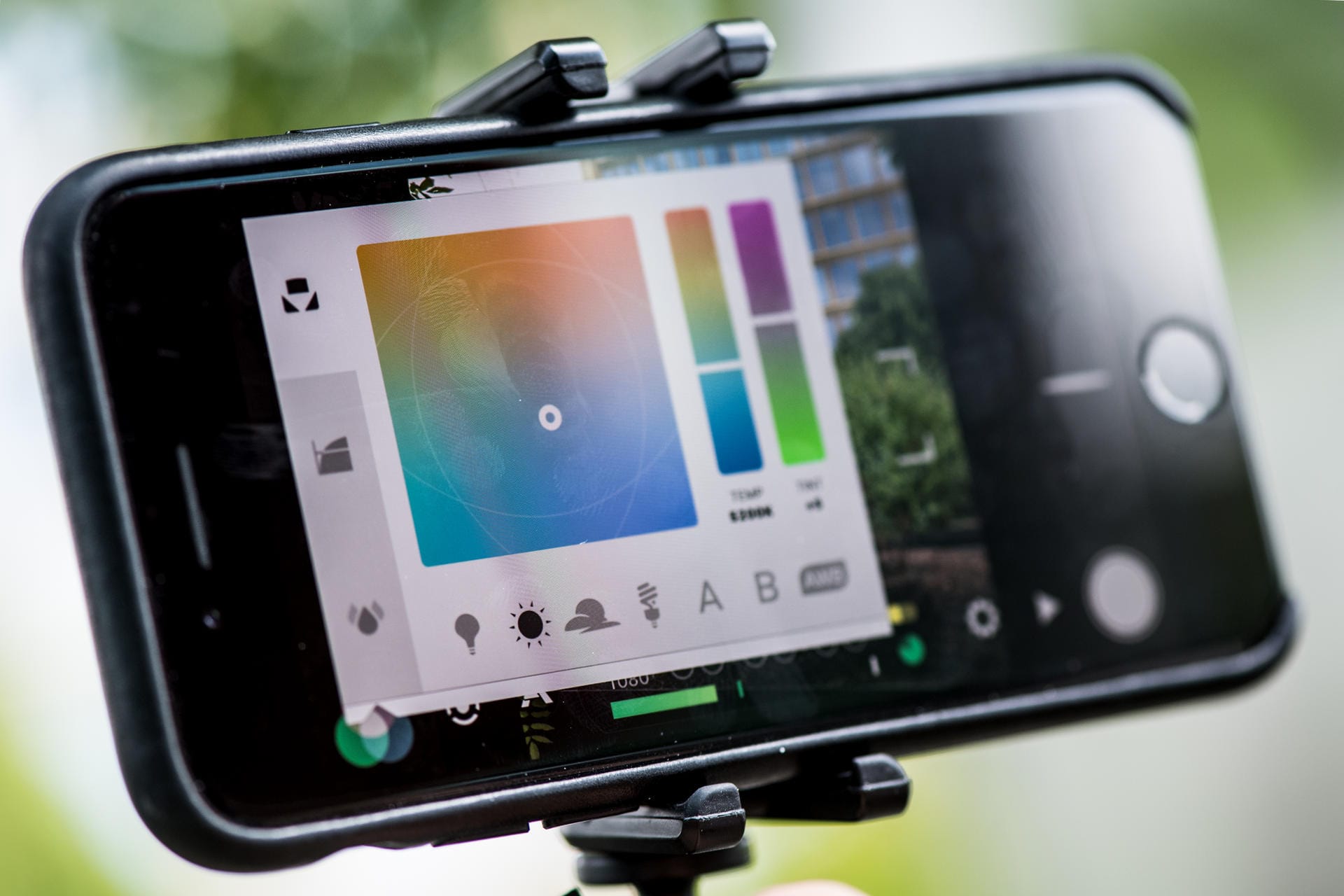 Filmen mit dem Smartphone: Belichtung, Kontrast, Sättigung, Farbton, Farbtemperatur – es lassen sich eine Menge Parameter beim Filmen mit dem Smartphone einstellen.