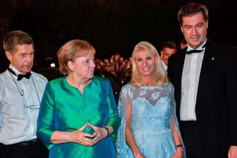 Die Ehepaare Merkel und Söder trotzen der Hitze in Bayreuth.