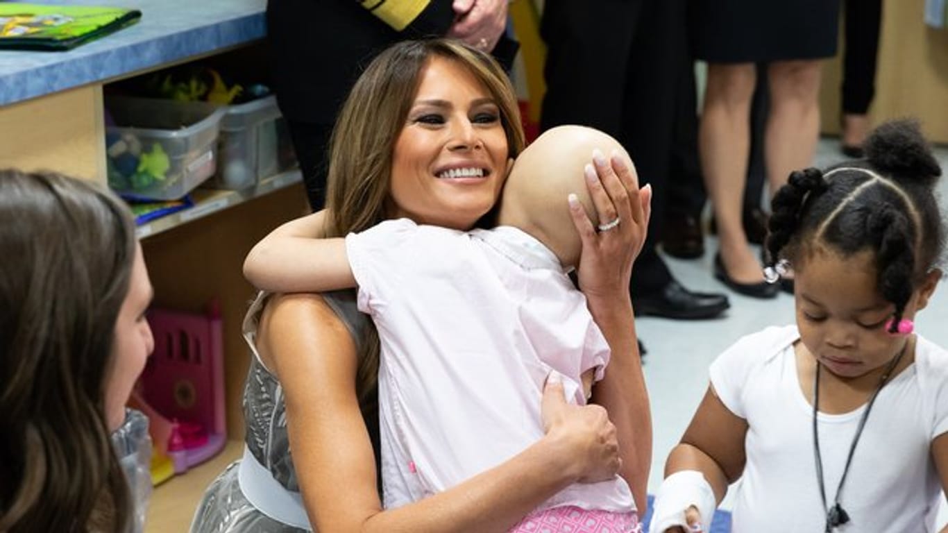 Melania Trump umarmt ein Kind im Kinderkrankenhaus Monroe Carell Jr.