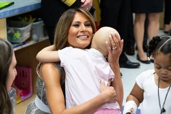 Melania Trump umarmt ein Kind im Kinderkrankenhaus Monroe Carell Jr.