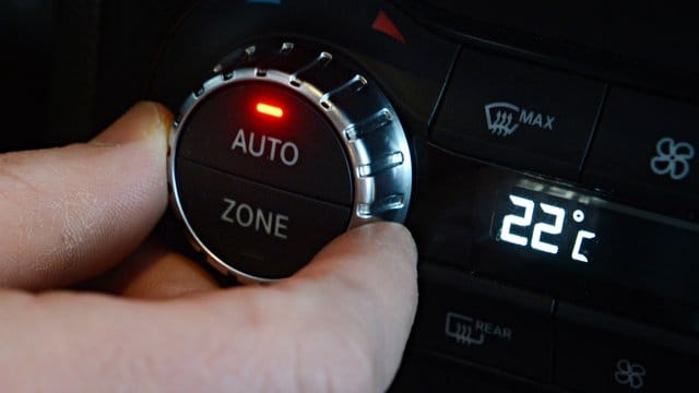 Auch wenn die Hitze drückt: Mehr als acht Grad Differenz zur Außentemperatur sollten es im Innenraum nicht sein. Auch wenn die Hitze drückt: Mehr als acht Grad Differenz zur Außentemperatur sollten es im Innenraum nicht sein.