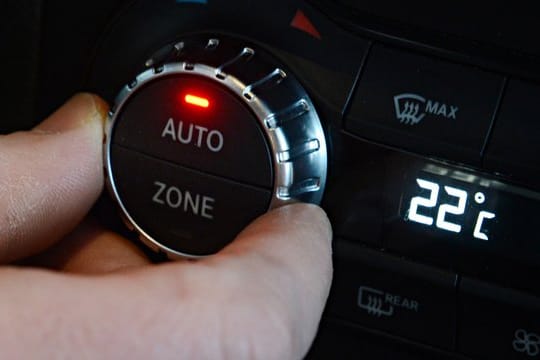 Auch wenn die Hitze drückt: Mehr als acht Grad Differenz zur Außentemperatur sollten es im Innenraum nicht sein.