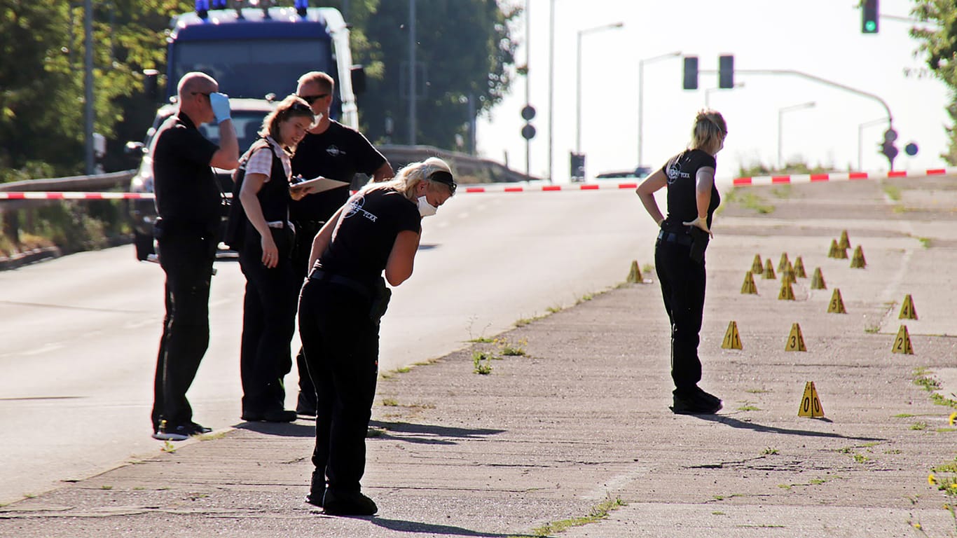 Polizisten in Erfurt suchen nach Spuren von einem 41-jährigen Messerangreifer. Der Mann nahm über Stunden seine Ex-Freundin als Geisel.
