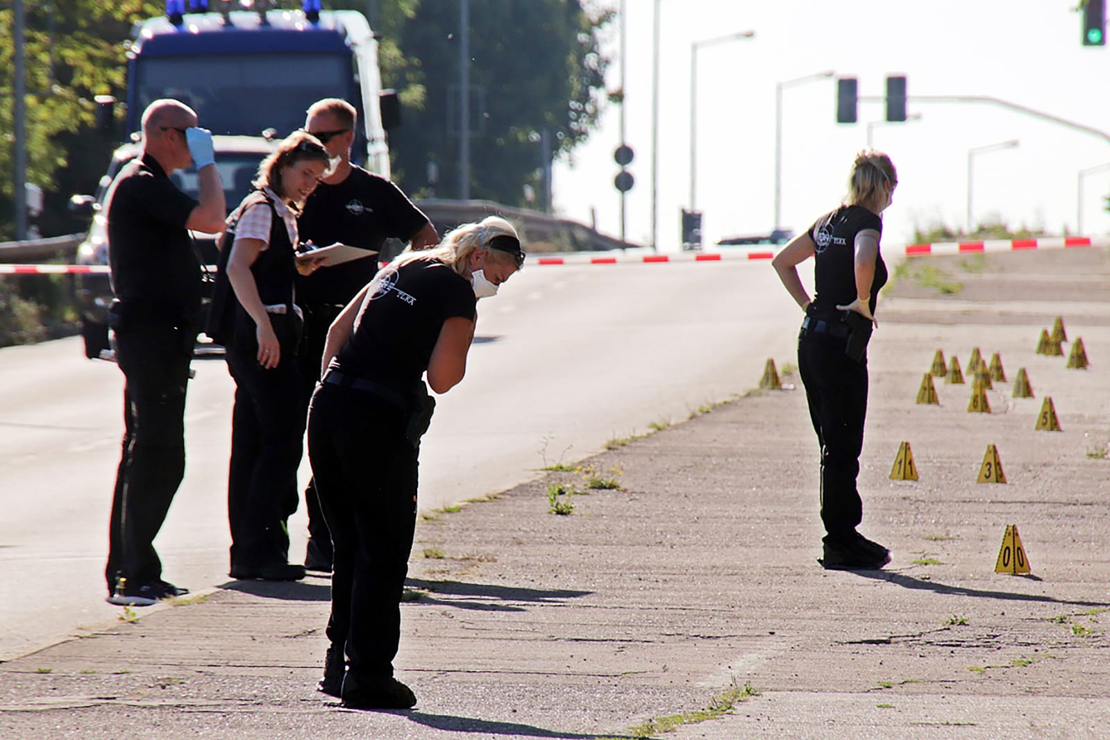 Polizisten in Erfurt suchen nach Spuren von einem 41-jährigen Messerangreifer. Der Mann nahm über Stunden seine Ex-Freundin als Geisel.