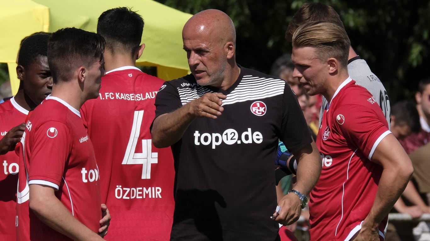 Michael Frontzeck erklärt seinen Spielern die neue Taktik: Er soll den FCK zurück in die 2. Bundesliga führen.