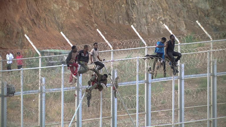 Afrikanische Migranten bei der Überquerung eines Grenzzauns in Spanien: Unter den Afrikanern, die sich derzeit in der Exklave Ceuta aufhalten, befinden sich viele Verletzte.