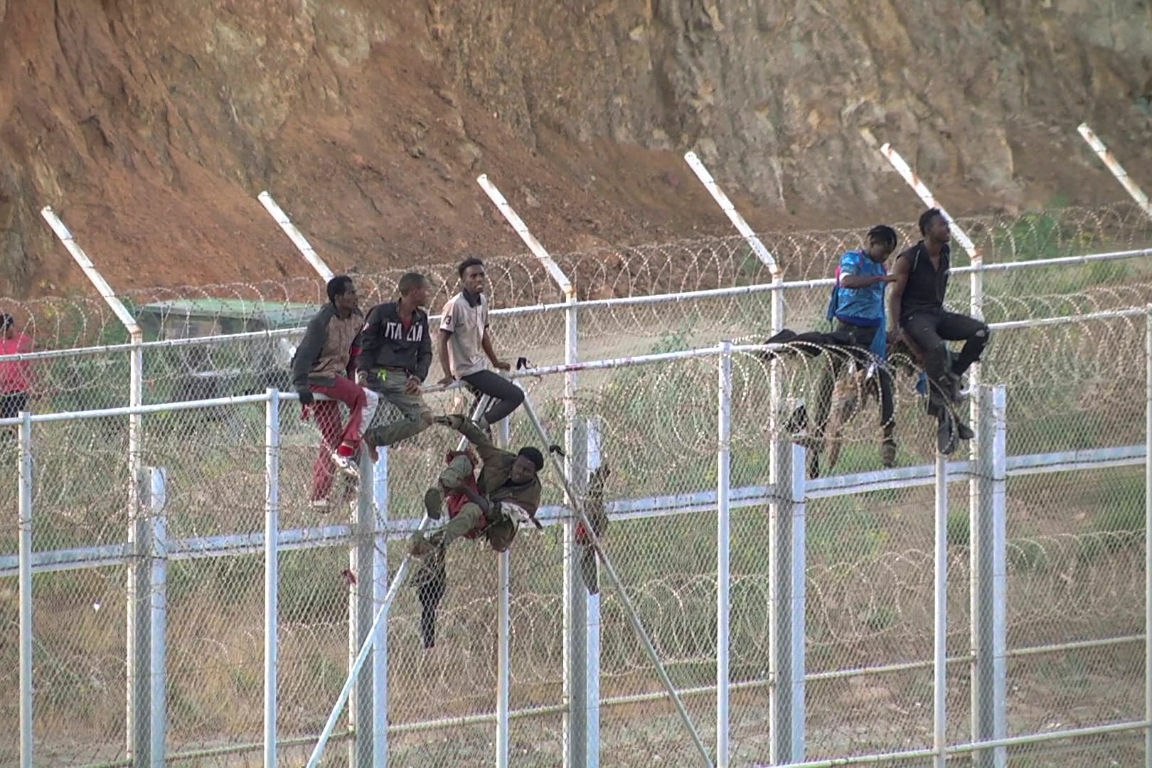 Afrikanische Migranten bei der Überquerung eines Grenzzauns in Spanien: Unter den Afrikanern, die sich derzeit in der Exklave Ceuta aufhalten, befinden sich viele Verletzte.