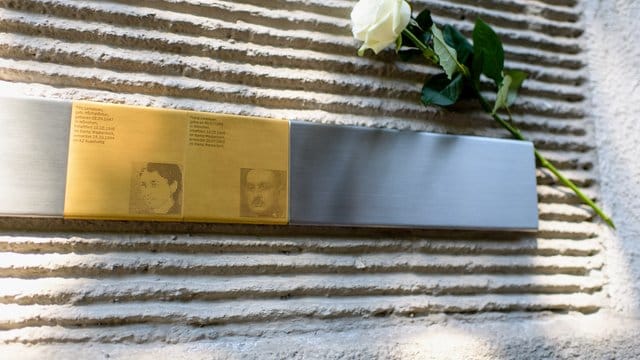Eine weiße Rose steckt an den Erinnerungstafeln für Franz und Tilly Landauer in München. Eine weiße Rose steckt an den Erinnerungstafeln für Franz und Tilly Landauer in München.