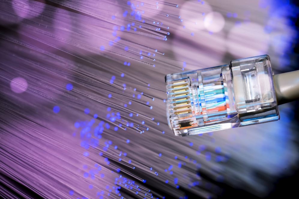 Internetkabel und Glasfaser: Nicht alle Router können die Umstellung auf Supervectoring meistern. Um schnelleres Internet nutzen zu können, ist eventuell der Kauf eines Routers von Nöten.