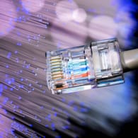 Internetkabel und Glasfaser: Nicht alle Router können die Umstellung auf Supervectoring meistern. Um schnelleres Internet nutzen zu können, ist eventuell der Kauf eines Routers von Nöten.