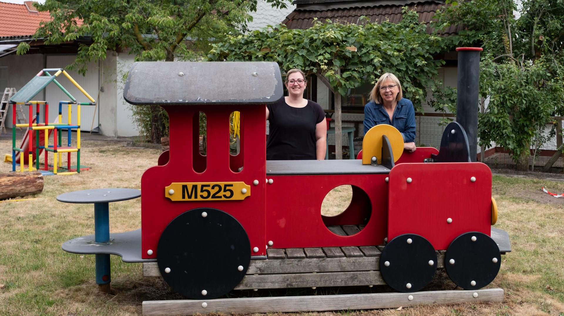 Linda Minkus (l) und Ingetraut Steffenhagen (r) zusammen auf dem Spielplatz: Gemeinsam eröffnen die Frauen in Gifhorn einen christlich-muslimischen Kindergarten. Linda Minkus (l) und Ingetraut Steffenhagen (r) zusammen auf dem Spielplatz: Gemeinsam eröffnen die Frauen in Gifhorn einen christlich-muslimischen Kindergarten.