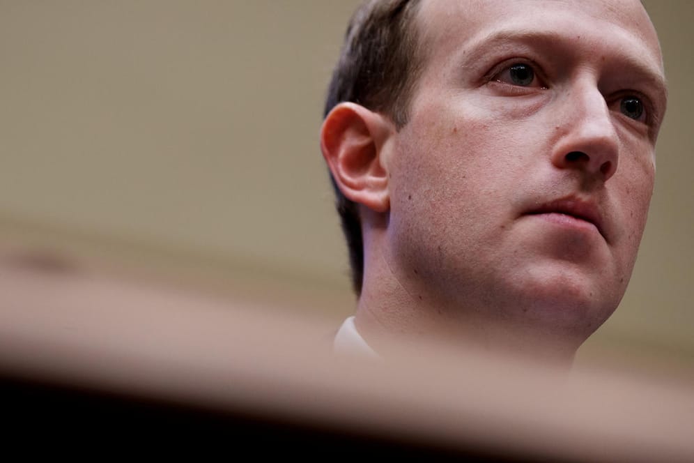 Mark Zuckerberg während einer Anhörung im US-Repräsentantenhaus (Archivbild): Für den Konzernchef wird es zusehends enger. Die Facebook-Aktie fällt derzeit ins Bodenlose.