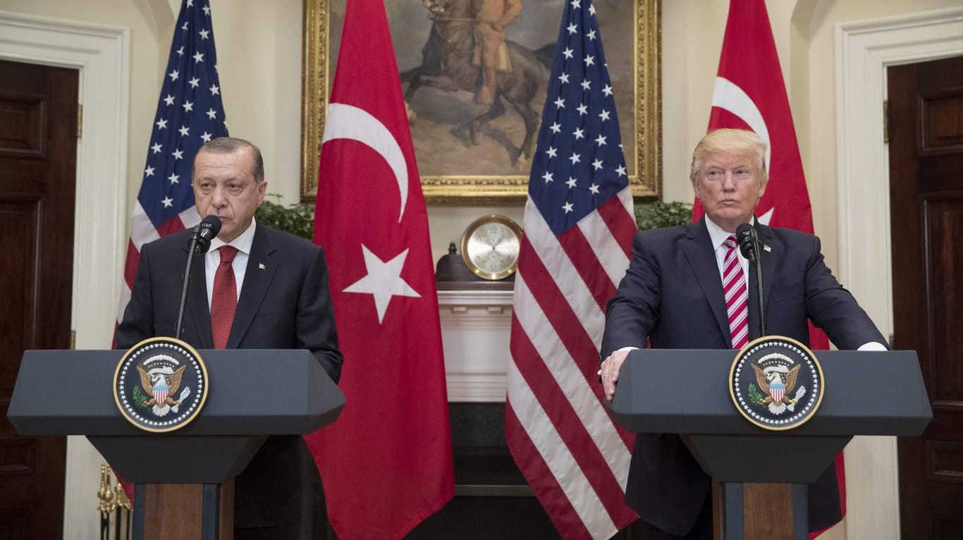 Trump und Erdogan während einer Pressekonferenz im Weißen Haus (Archivbild): Die Auseinandersetzung wegen des in der Türkei inhaftierten US-Pastors führt derzeit zu einer angespannten Beziehung zwischen beiden Staaten.