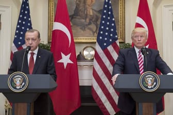 Trump und Erdogan während einer Pressekonferenz im Weißen Haus (Archivbild): Die Auseinandersetzung wegen des in der Türkei inhaftierten US-Pastors führt derzeit zu einer angespannten Beziehung zwischen beiden Staaten.