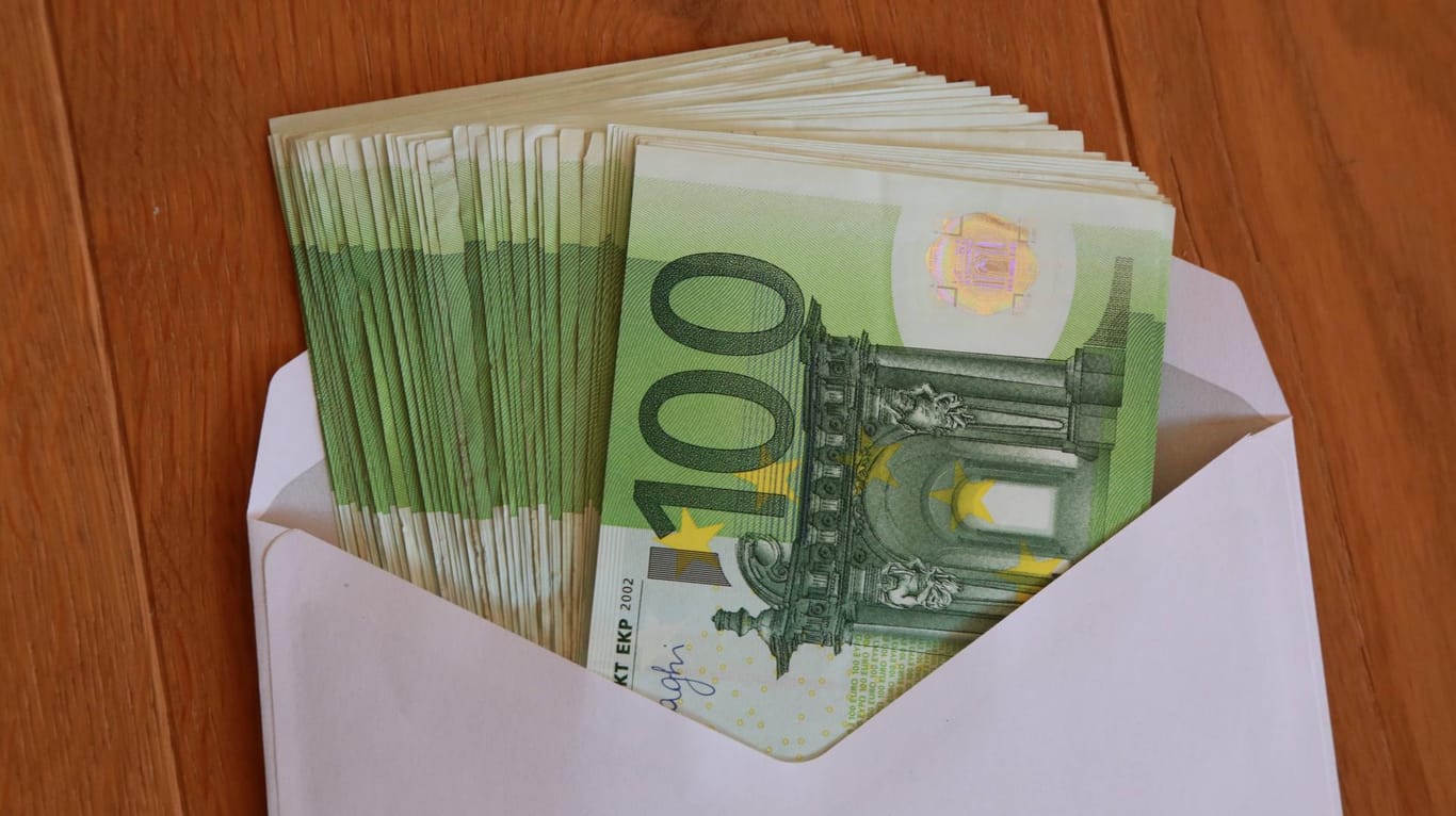 Ein Haufen Scheine im Briefumschlag (Symbolbild): So oder so ähnlich dürfte der mit über 1400 Euro gefüllte Briefumschlag ausgesehen haben, den der Mann gefunden hat.