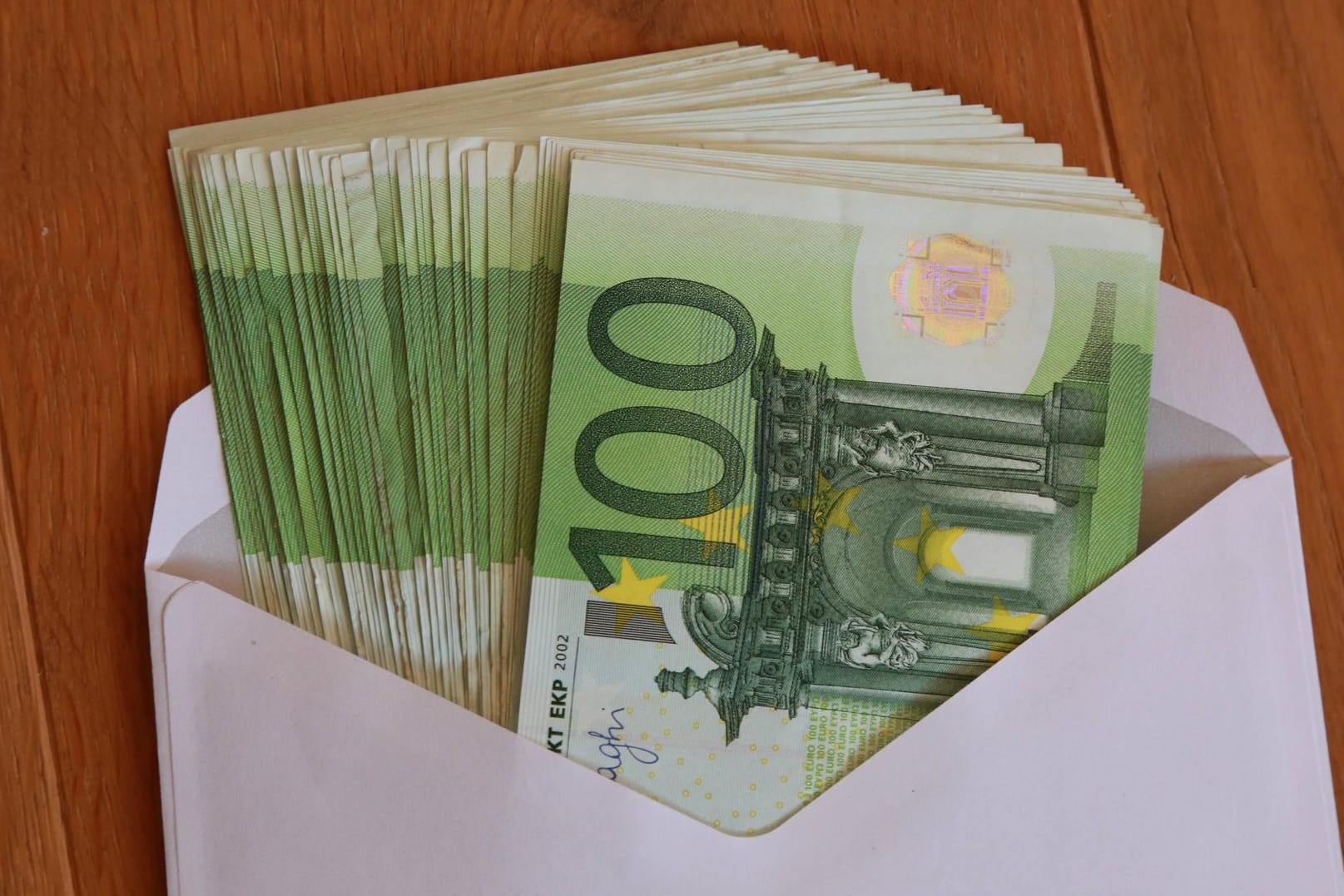 Ein Haufen Scheine im Briefumschlag (Symbolbild): So oder so ähnlich dürfte der mit über 1400 Euro gefüllte Briefumschlag ausgesehen haben, den der Mann gefunden hat.