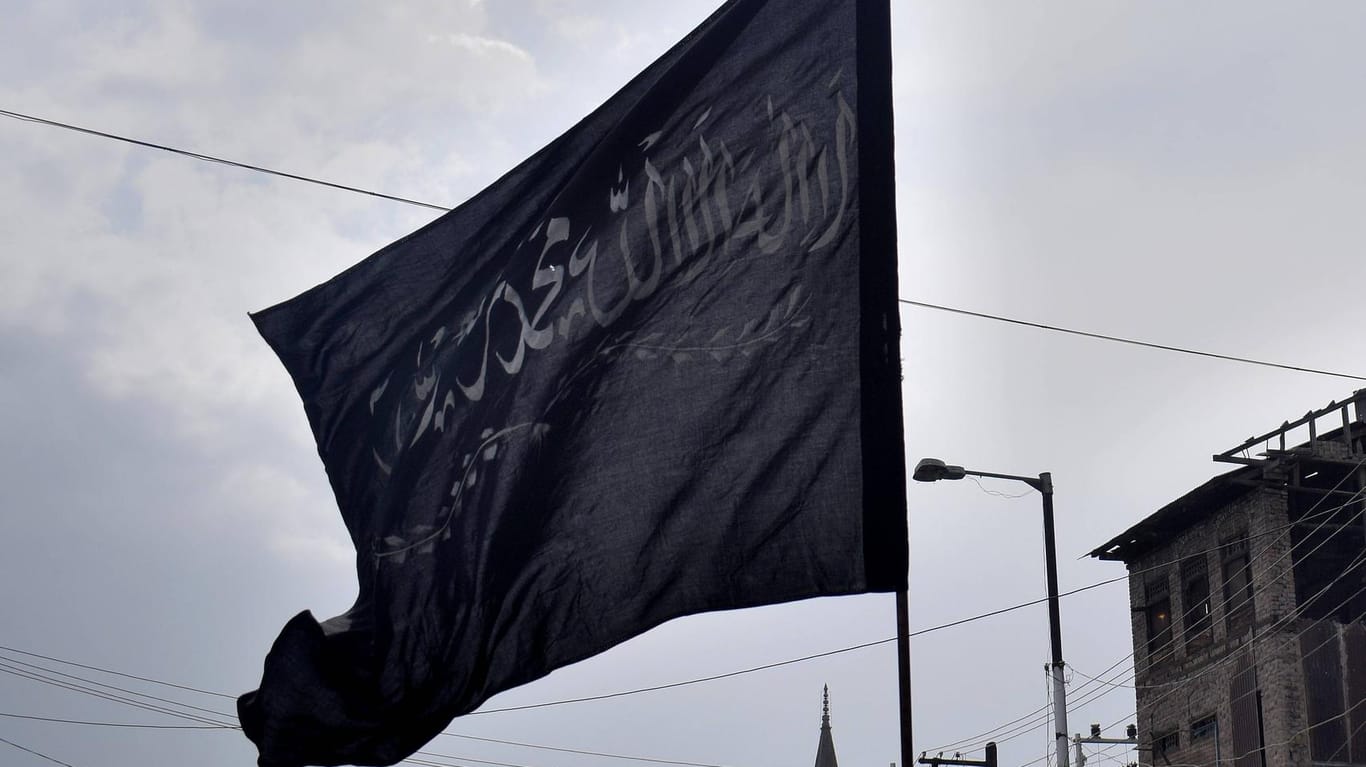 Anhänger des IS in Kaschmir (Archivbild): Tausende Menschen aus der ganzen Welt haben sich der Terrororganisation angeschlossen. Einer Deutscher von ihnen muss sich jetzt in Düsseldorf vor Gericht verantworten.