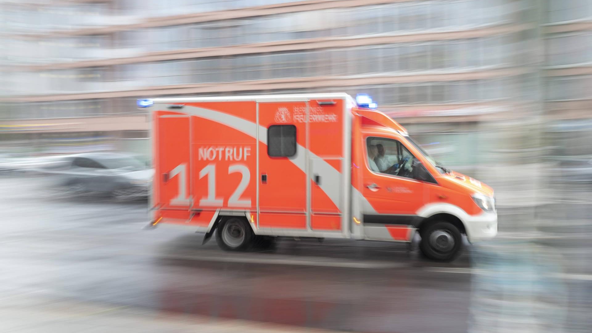 Rettungswagen der Feuerwehr im Einsatz (Symbolbild): Am Donnerstag ist der Wagen einer vierköpfigen Familie auf der A6 verunglückt. Drei Insassen wurden schwer verletzt, ein Kind tödlich.