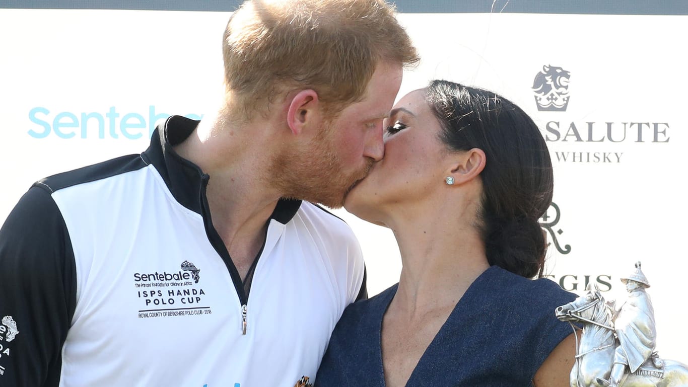 Prinz Harry und Herzogin Meghan: Bei der Siegerehrung hat die Ex-"Suits"-Darstellerin ihrem Ehemann einen Kuss auf den Mund gedrückt.