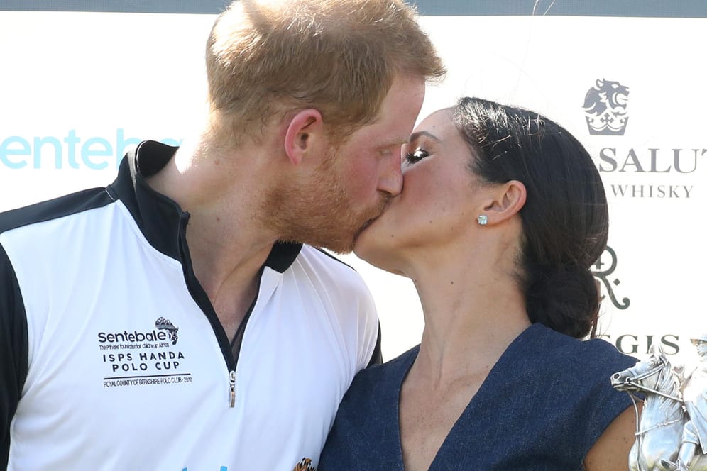 Prinz Harry und Herzogin Meghan: Bei der Siegerehrung hat die Ex-"Suits"-Darstellerin ihrem Ehemann einen Kuss auf den Mund gedrückt.