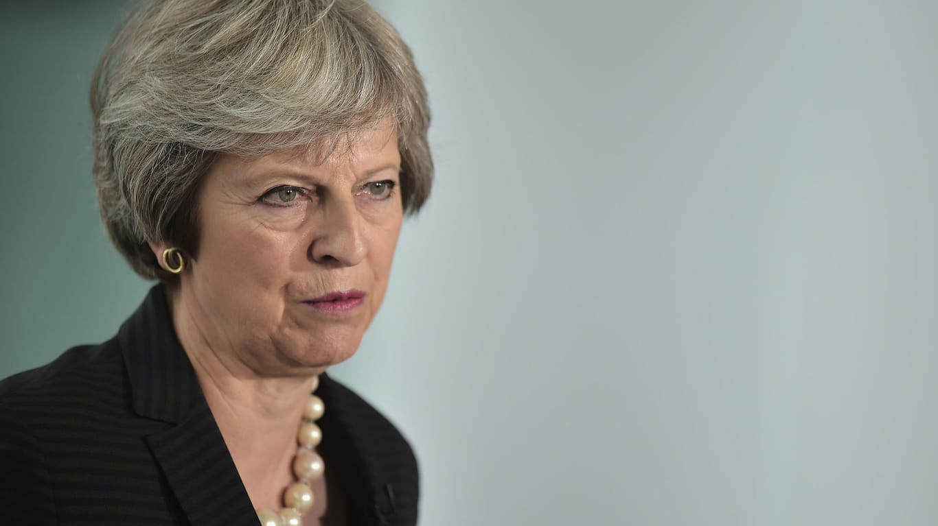 Theresa May spricht in der Waterfront Hall: Die Premierministerin fordert von Brüssel Entgegenkommen in der Frage, wie Grenzkontrollen zwischen Nordirland und Irland nach dem Brexit verhindert werden können.