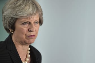 Theresa May spricht in der Waterfront Hall: Die Premierministerin fordert von Brüssel Entgegenkommen in der Frage, wie Grenzkontrollen zwischen Nordirland und Irland nach dem Brexit verhindert werden können.