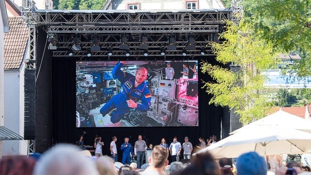 Mehrere hundert Menschen verfolgen auf einer Leinwand vor dem Alten Rathaus in Künzelsau den Live-Call mit Alexander "Astro-Alex" Gerst. Mehrere hundert Menschen verfolgen auf einer Leinwand vor dem Alten Rathaus in Künzelsau den Live-Call mit Alexander "Astro-Alex" Gerst.