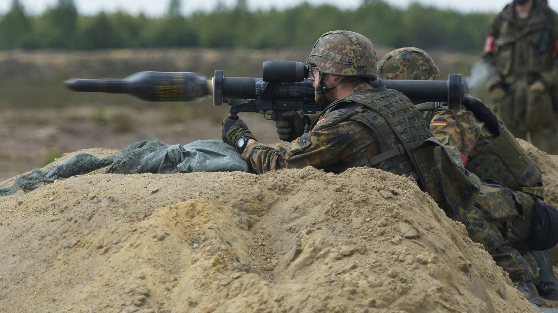Ein Soldat der Bundeswehr schießt bei einer Übung mit einer Panzerfaust (Symbolbild): Ein 59-jähriger Mann hat auf seinem Dachboden eine leere Hülse einer Panzerfaustgranate gefunden. Der Mann brachte das Fundstück zur Polizei. Ein Soldat der Bundeswehr schießt bei einer Übung mit einer Panzerfaust (Symbolbild): Ein 59-jähriger Mann hat auf seinem Dachboden eine leere Hülse einer Panzerfaustgranate gefunden. Der Mann brachte das Fundstück zur Polizei.