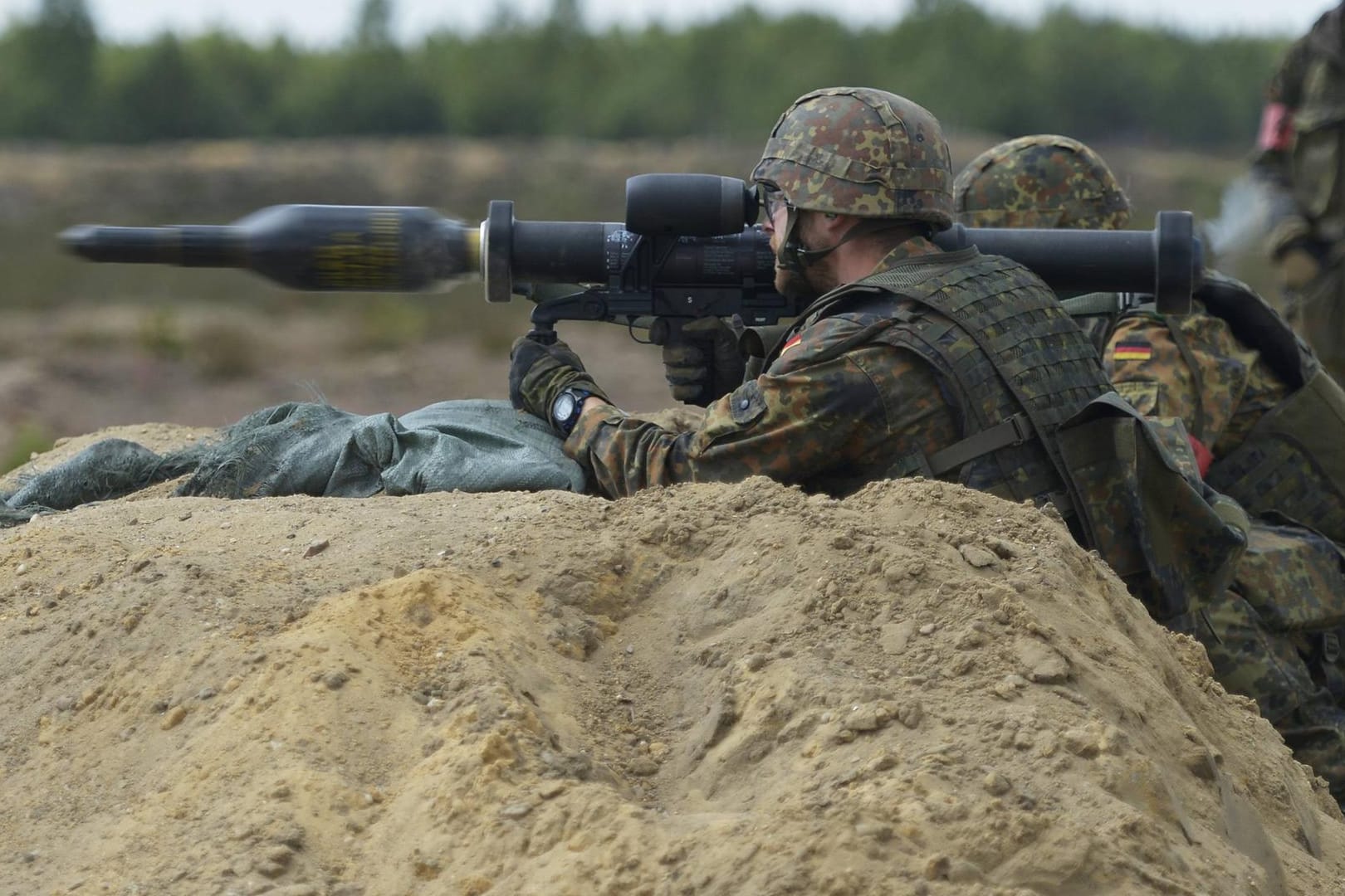 Ein Soldat der Bundeswehr schießt bei einer Übung mit einer Panzerfaust (Symbolbild): Ein 59-jähriger Mann hat auf seinem Dachboden eine leere Hülse einer Panzerfaustgranate gefunden. Der Mann brachte das Fundstück zur Polizei.