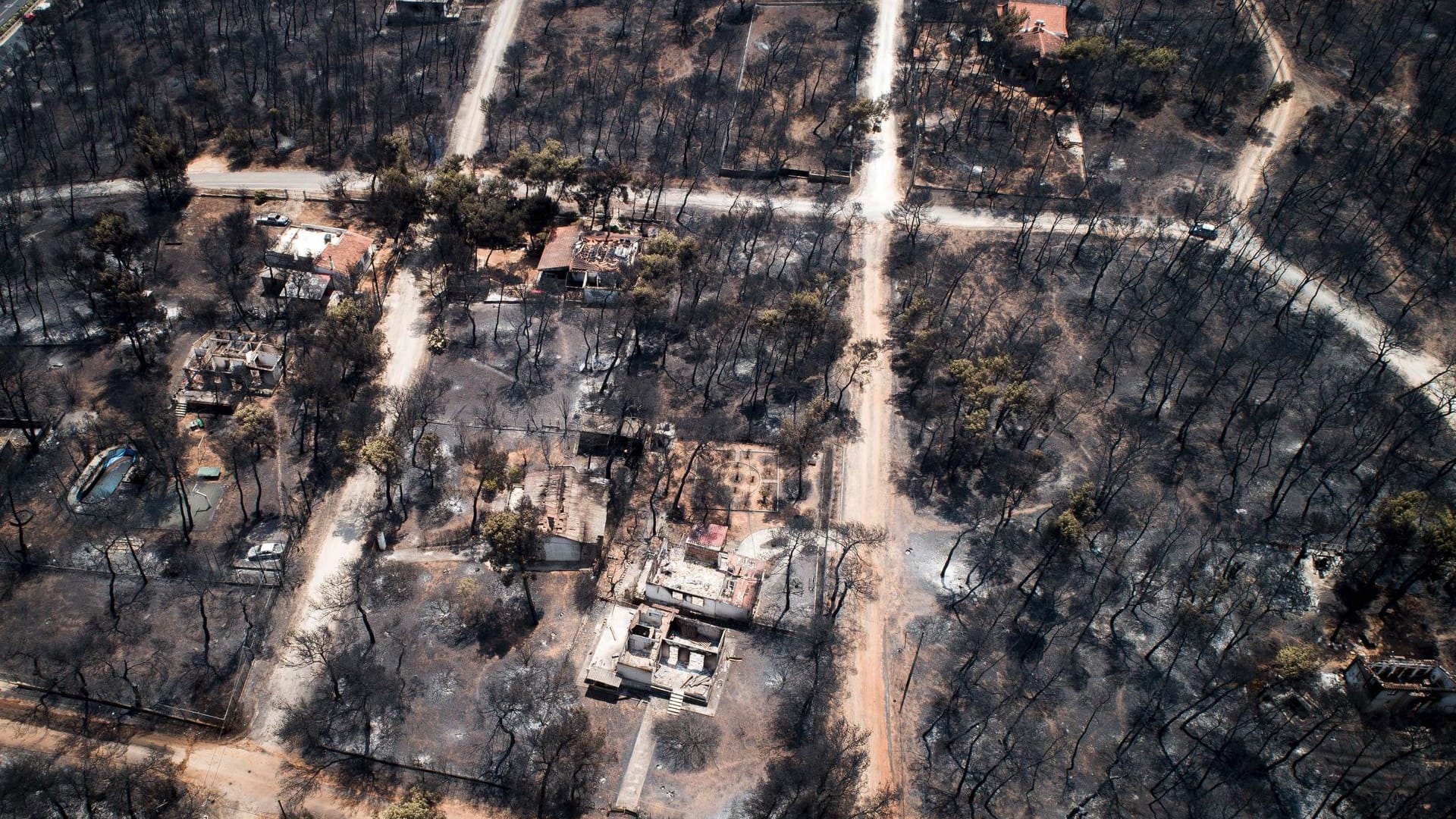 Verbrannte Häuser nahe Athen: Griechenlands Regierung geht bei den jüngsten Waldbränden von Brandstiftung aus.