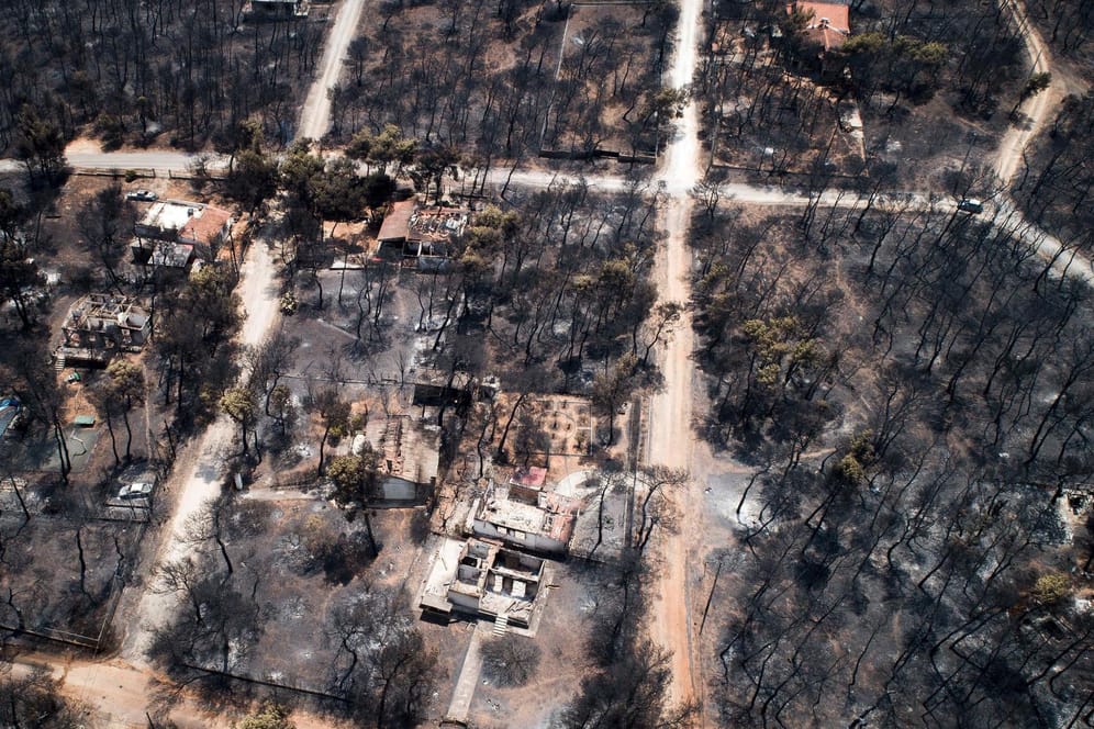 Verbrannte Häuser nahe Athen: Griechenlands Regierung geht bei den jüngsten Waldbränden von Brandstiftung aus.