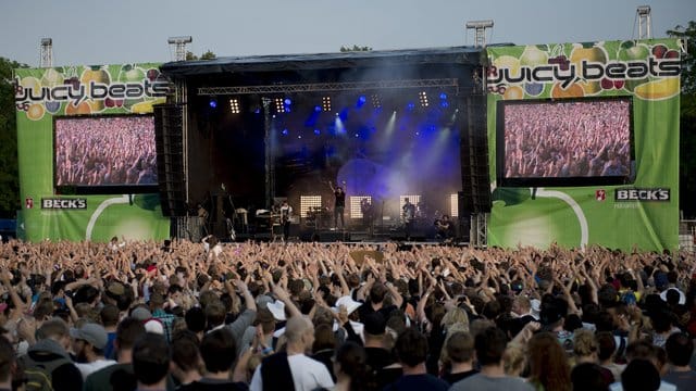 Tausende Zuschauer vor einer Bühne beim Juicy Beats