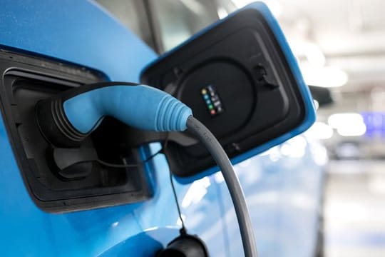 Für viele Autofahrer noch ein ungewohnter Anblick: Zum "Tanken" kommt das E-Auto an die Steckdose.