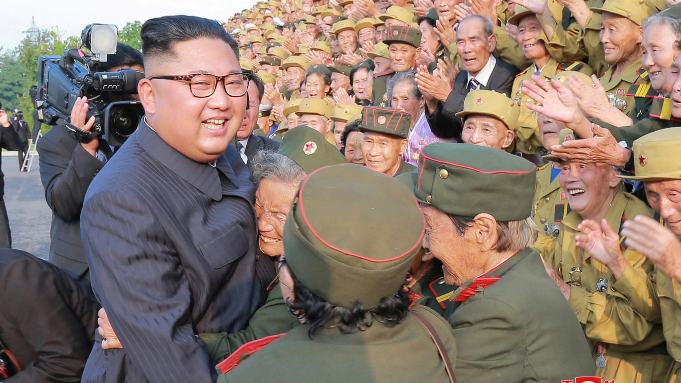 Kim Jong Un mit Überlebenden des Korea-Kriegs: Nordkorea hat nach US-Angaben mit der Rückführung der sterblichen Überreste von im Korea-Krieg getöteten US-Soldaten begonnen.