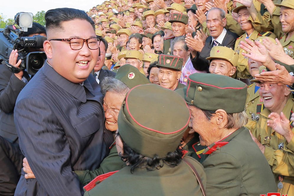 Kim Jong Un mit Überlebenden des Korea-Kriegs: Nordkorea hat nach US-Angaben mit der Rückführung der sterblichen Überreste von im Korea-Krieg getöteten US-Soldaten begonnen.