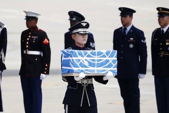 Ein Soldat trägt auf der Osan Air Base die Überreste eines amerikanischen Soldaten, der während des Koreakrieges 1950-53 umgekommen sein soll.
