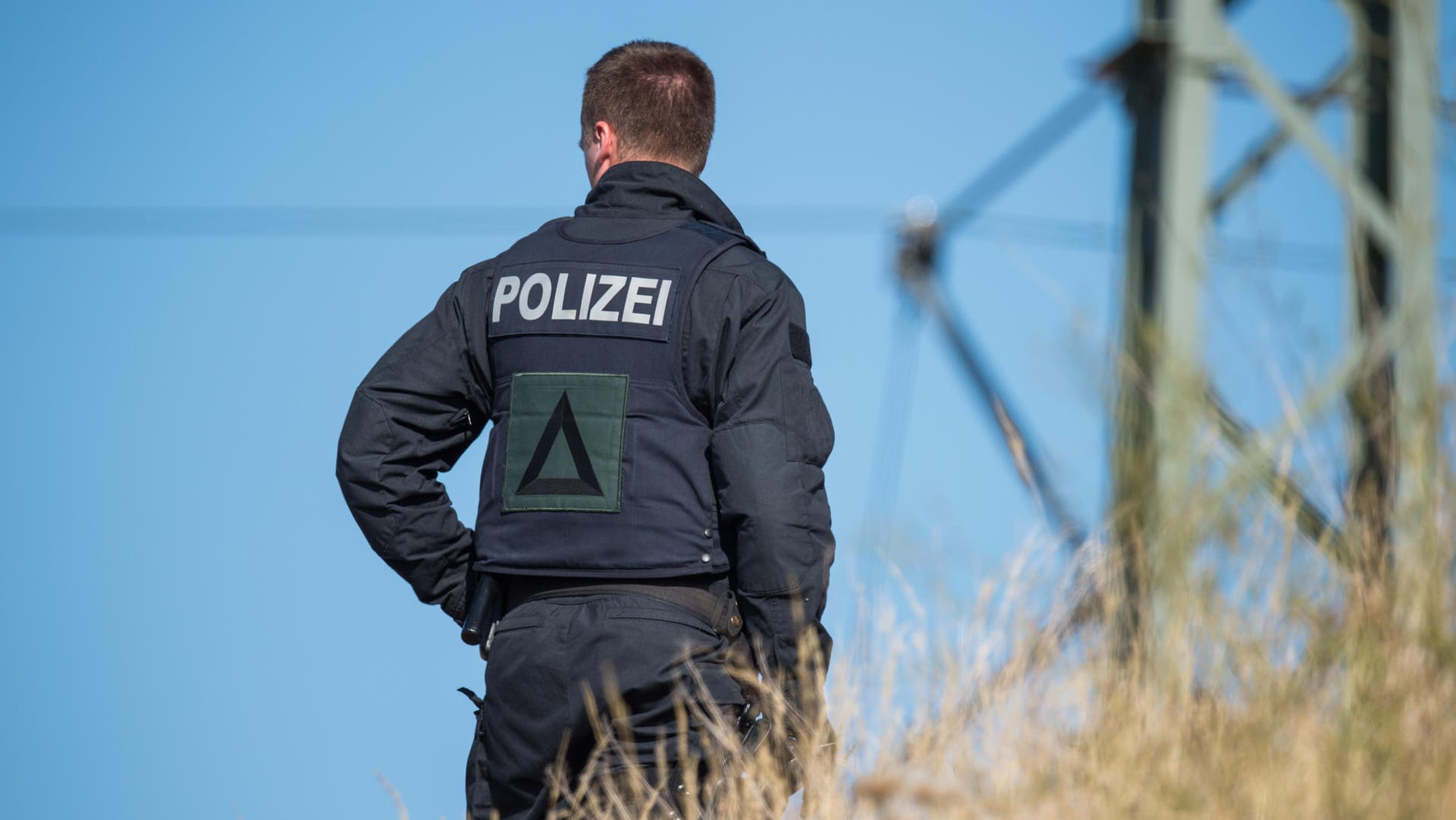 Ein Polizist steht an einem Gleisabschnitt in Richtung Weimar: Seit Donnerstagmorgen sucht die Polizei den mutmaßlichen Messerstecher. Ein Polizist steht an einem Gleisabschnitt in Richtung Weimar: Seit Donnerstagmorgen sucht die Polizei den mutmaßlichen Messerstecher.
