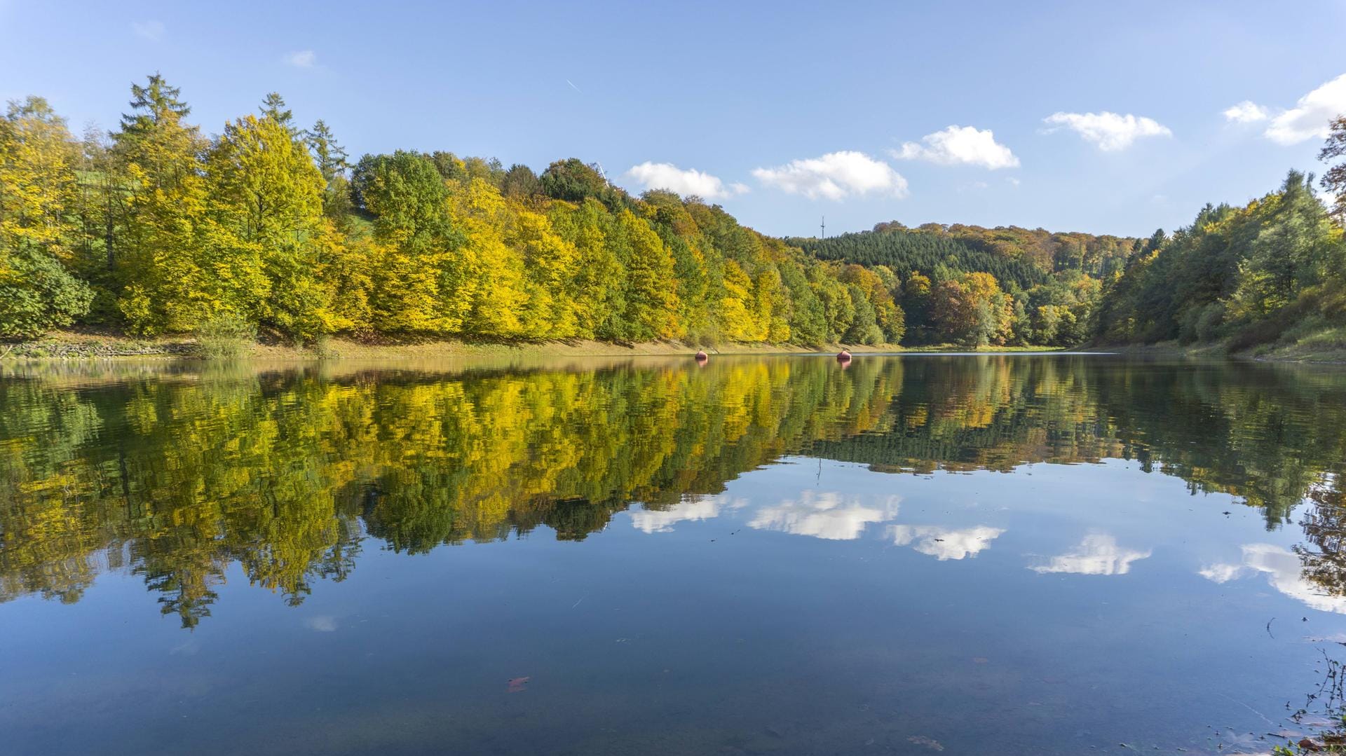 Der Hennesee in Nordrhein-Westfalen: In diesem Gewässer ging der Junge unter, der sich weiterhin in einem kritischen Zustand befindet. (Archivbild)